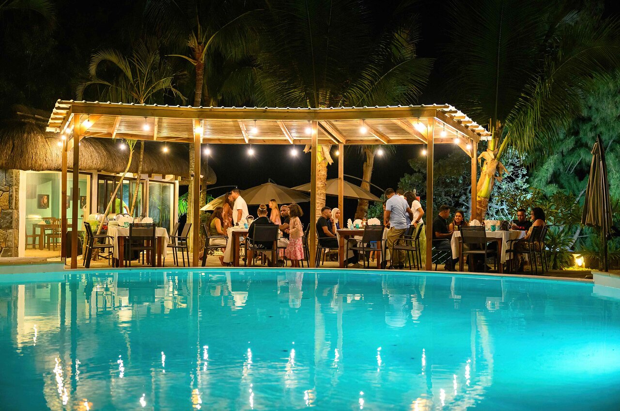 Nakts vakariņas pie baseina Flowers of Paradise viesnīcā.