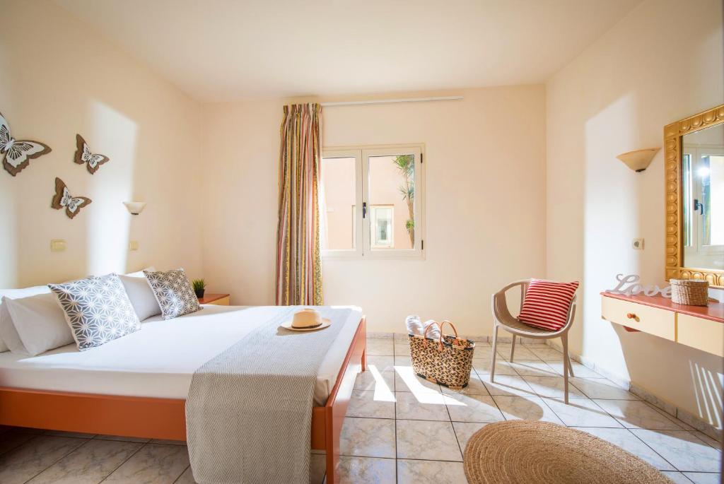 Mūsdienīga un gaiša guļamistaba ar plašu gultu, dekoratīvām spārēm uz sienām un mūsdienīgu dizainu. Iekārtojums ietver arī krēslu un spoguli, radot mājīgu atmosfēru.