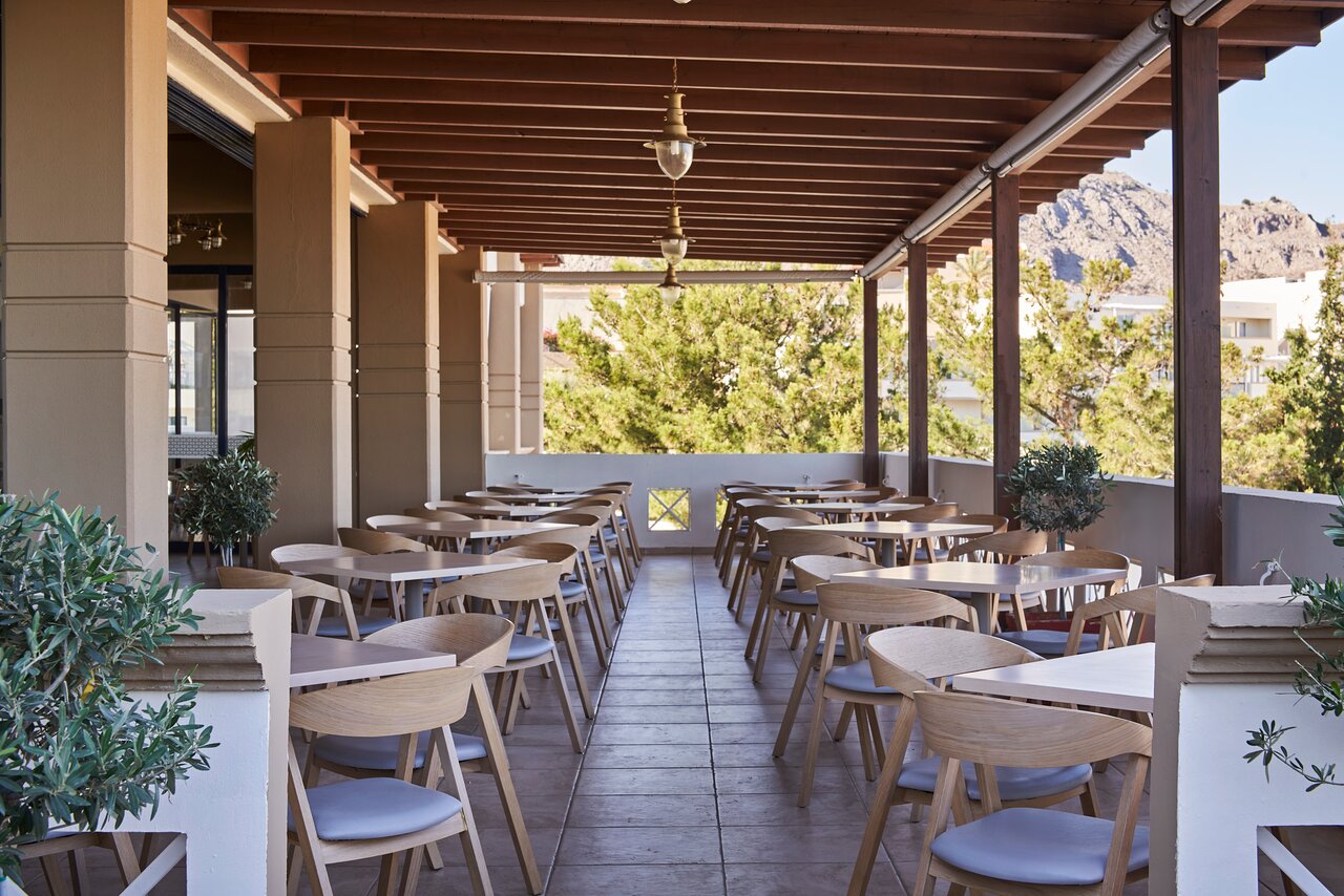 Kiotari Miraluna Resort āra terase ar skatu uz dārzu