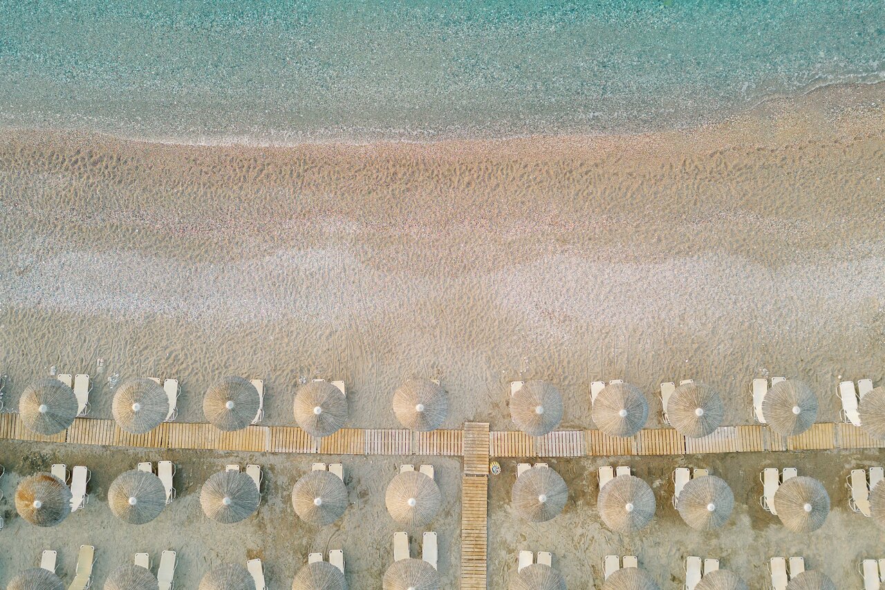 Pludmale ar saulessargiem pie Kiotari Miraluna Resort