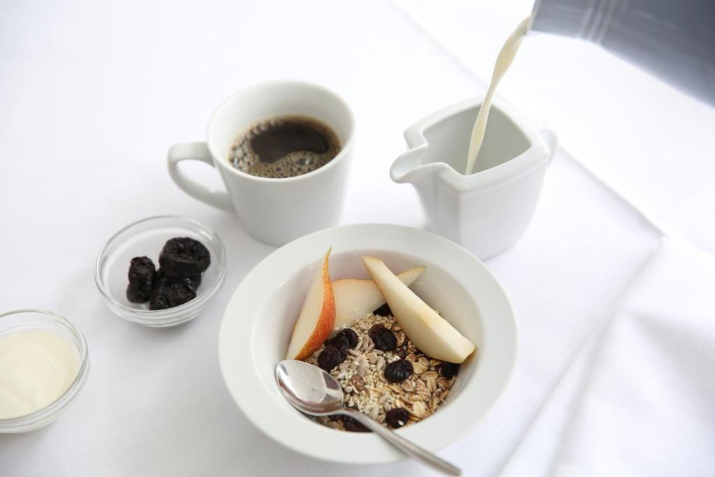 Brokastis ar auzu pārslām, žāvētiem augļiem un svaigu pienu, kopā ar kafiju un jogurtu. Ideāls sākums dienai.