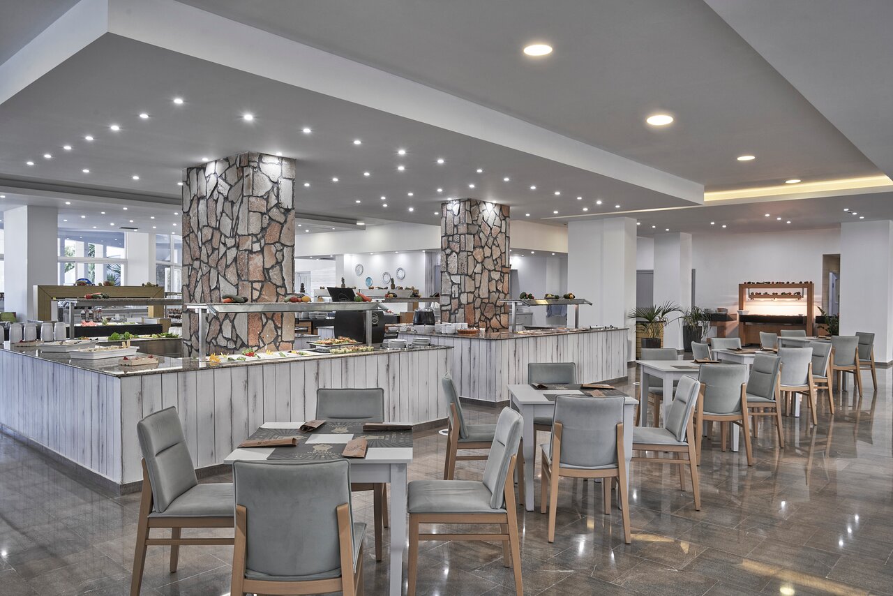 Moderna ēdamzāle Kiotari Miraluna Resort viesnīcā ar bufetes stila maltītēm.