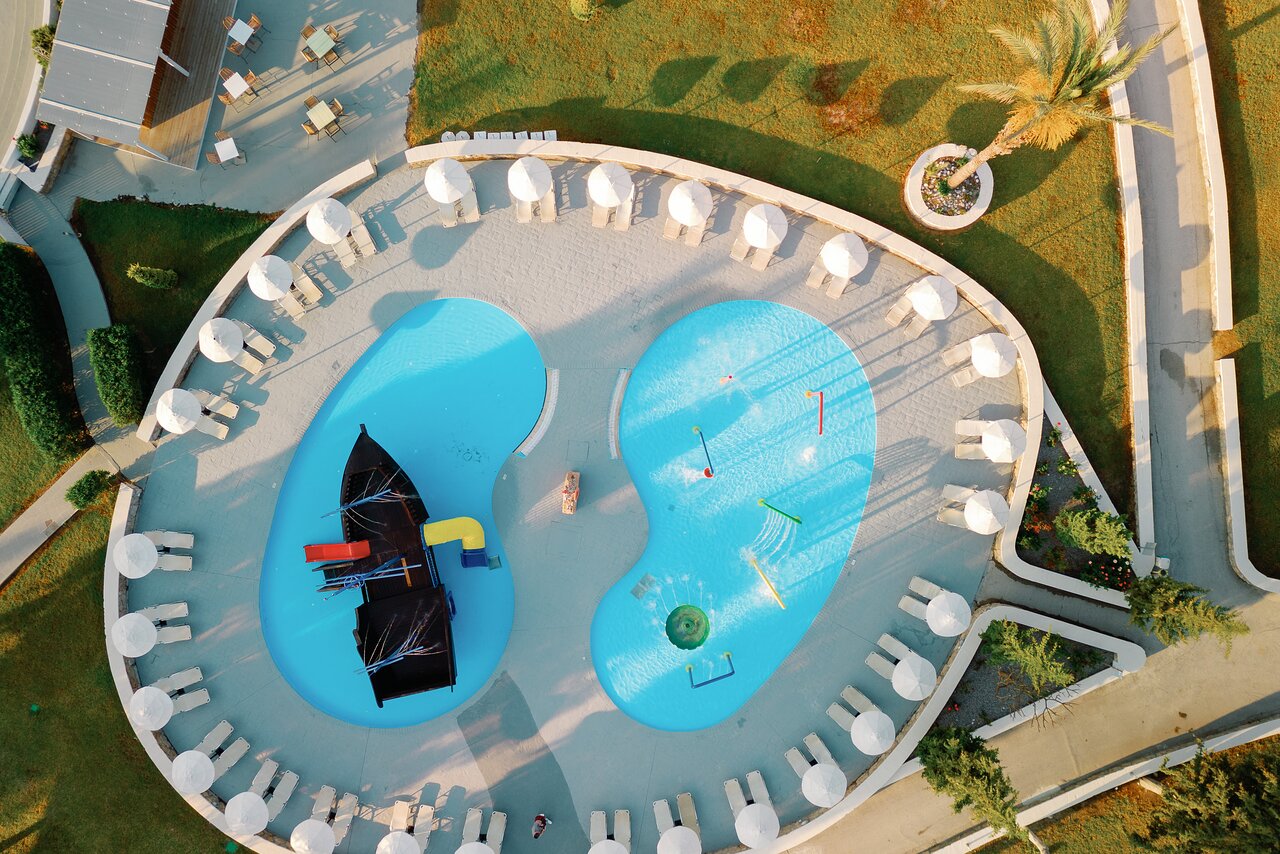 Skats no augšas uz Kiotari Miraluna Resort baseina kompleksu ar atpūtas zonu.