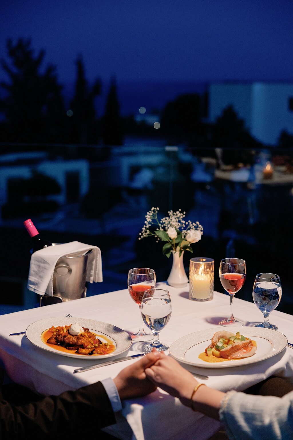 Romantiskas vakariņas Kiotari Miraluna Resort pie sveču gaismas.