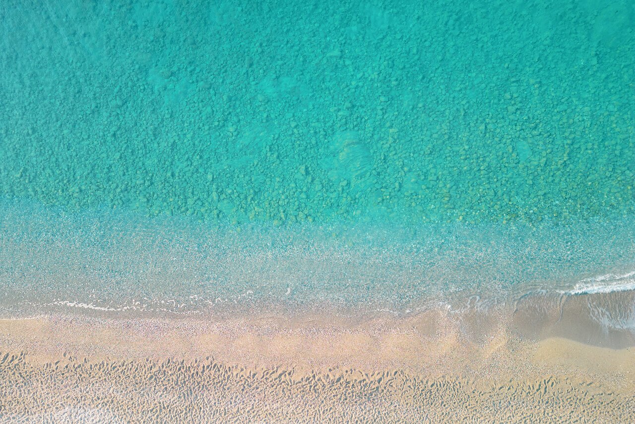 Smaragda jūra pie Kiotari Miraluna Resort piekrastē