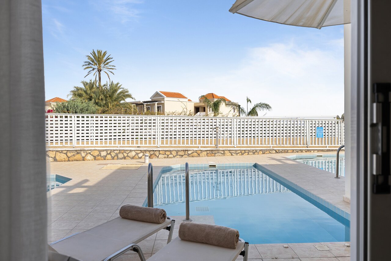 Kiotari Miraluna Resort privātā baseina zona ar skatu uz dārzu