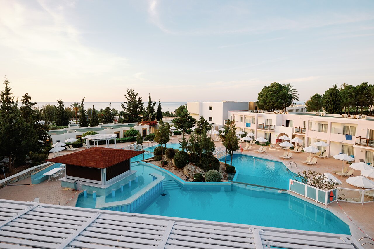 Kiotari Miraluna Resort baseins un dārzi pie jūras.