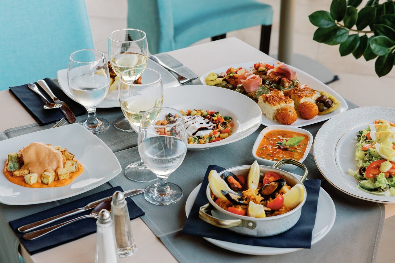 Ēdieni un vīns uz galda Kiotari Miraluna Resort restorānā