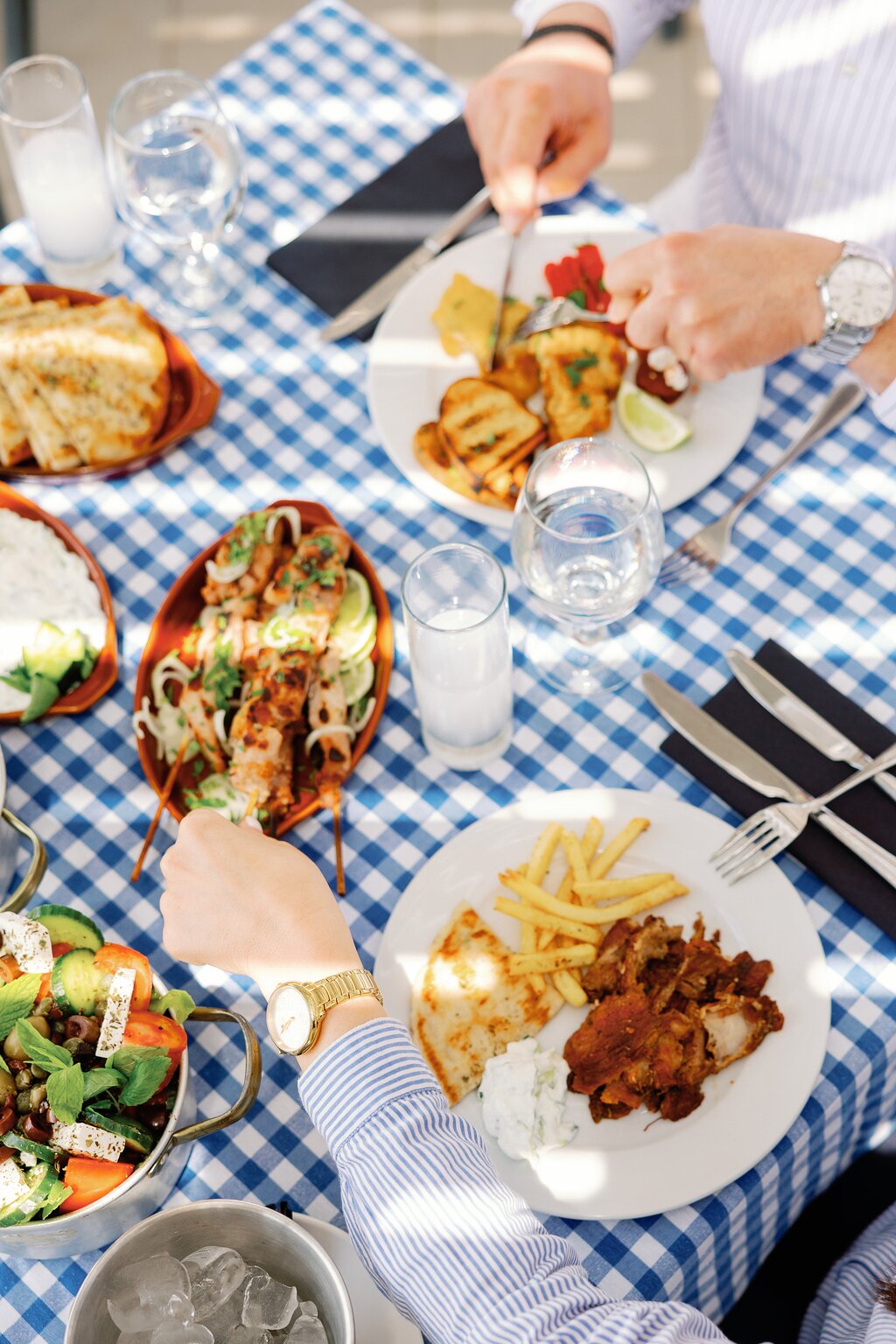 Grieķu ēdieni pie zilā rūtainā galda Kiotari Miraluna Resort.