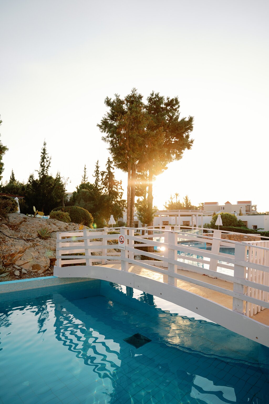 Kiotari Miraluna Resort baseins pie saulrieta