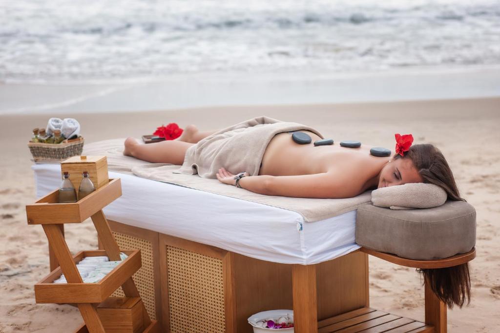 Relaksācija pludmalē The Cliff Resort & Residences.