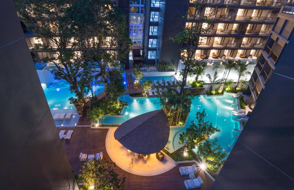 Panan Krabi Resort baseins ar koku un atpūtas zonu piekrastē