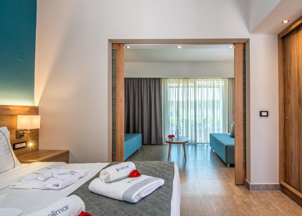 Mūsdienīgs viesnīcas numurs ar ērtu gultu un atpūtas zonu. Telpā ir gaišas krāsas un lieli logi, kas nodrošina dabisko apgaismojumu.