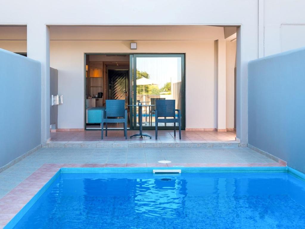 Mūsdienīga viesnīcas istaba ar privātu terasi un baseinu, kas rada relaksējošu atmosfēru. Svaigs dizains un ērtas mēbeles nodrošina ideālu atpūtas vietu.