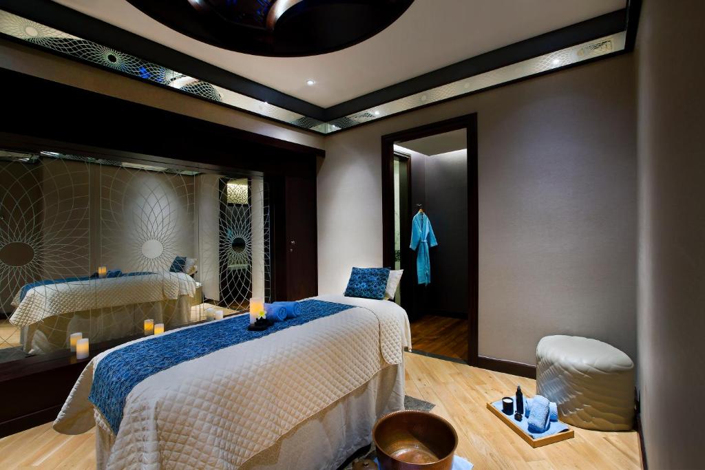 Spa telpa ar masāžas gultu, sveču gaismu un relaksējošu atmosfēru. Interjers ir moderns ar elegantām detaļām un komfortu.