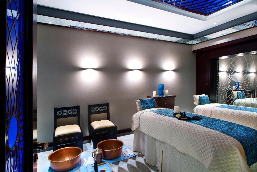 Luksusa spa telpa ar relaksējošu atmosfēru, kurā ir divas masāžas gultas un mierīga apgaismojuma elementu. Telpa ir dekorēta ar moderniem akcentiem un tradicionālām detaļām.