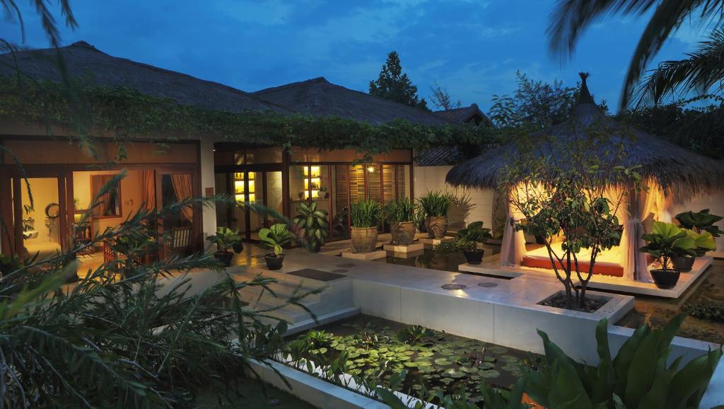 The Cliff Resort & Residences vakara terase ar dārzu apgaismojumā.