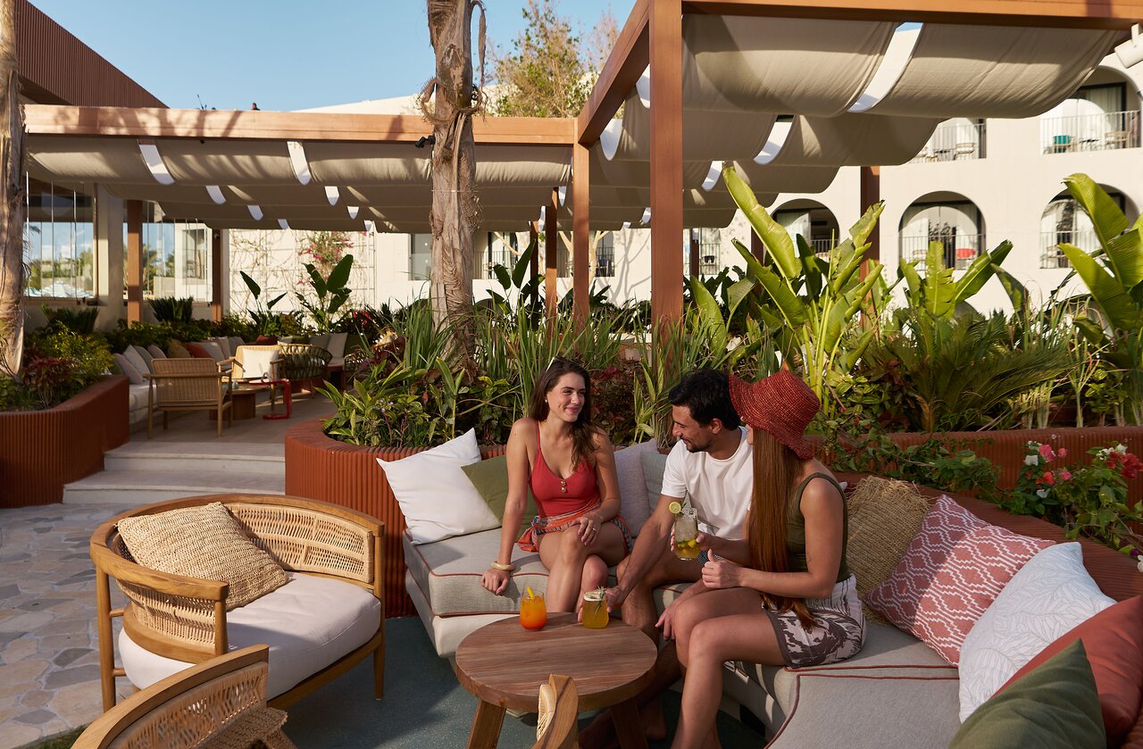 Desert Rose Resort terase ar viesiem baudot kokteiļus