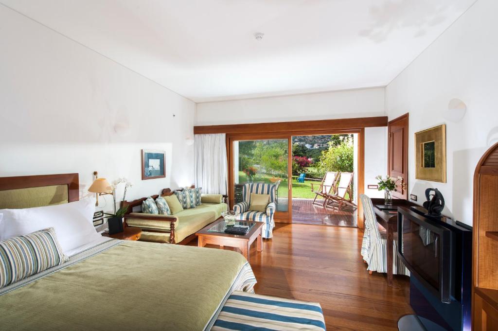 Mūsdienīgs viesnīcas numurs ar koka grīdu, komfortablu gultu un atpūtas zonu, kas piedāvā skatu uz dārzu. Numurā ir gaišas krāsas interjers un pieejama terase ar sēdvietām.