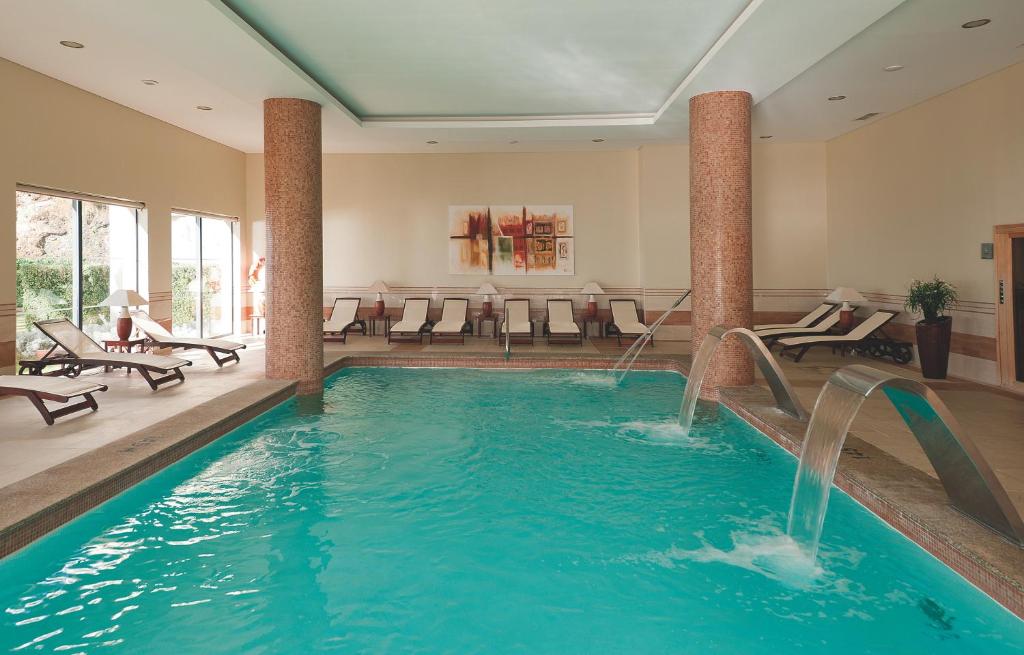 Apmierinošs spa ar iekštelpu baseinu, kurā ir komfortabli atpūtas krēsli un ūdens strūklas. Gaismas tonis un mūsdienīgs interjers rada relaksējošu atmosfēru.