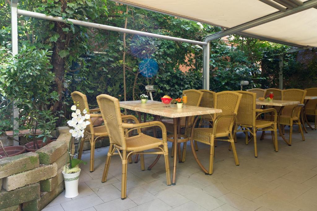 Āra kafejnīcas terase ar vītolu krēsliem un galdiem, apzaļumota ar zālēm un augiem. Ideāla vieta atpūtai un ēdiena baudīšanai svaigā gaisā.