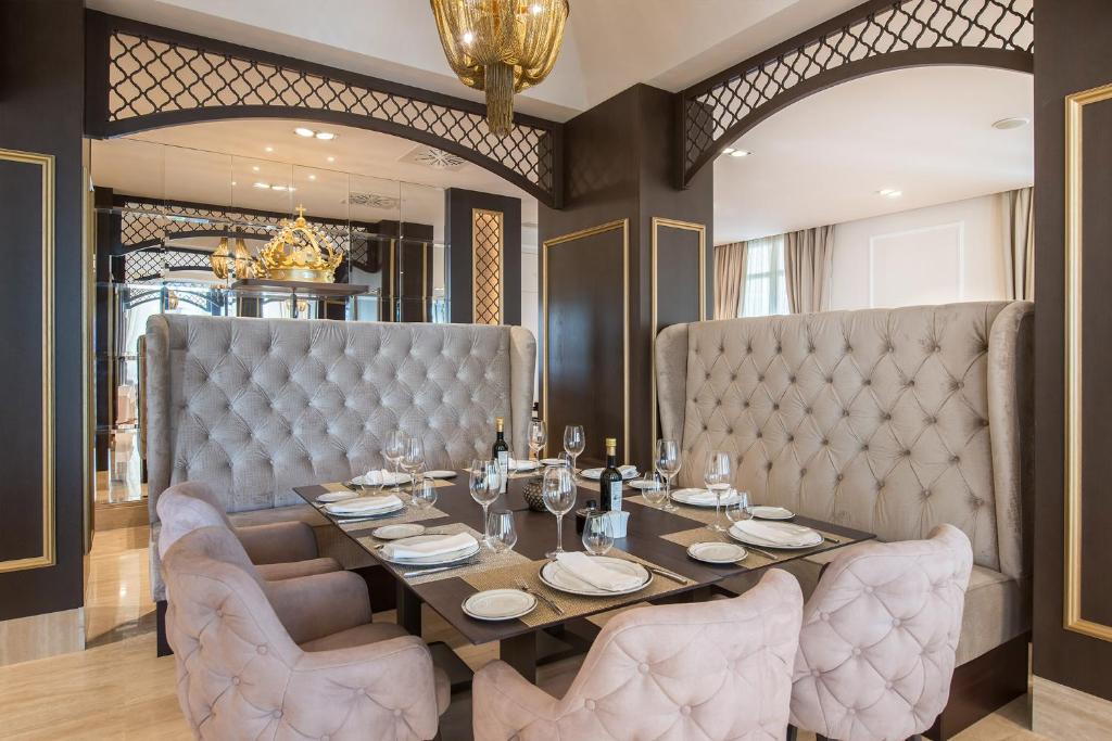 Eleganta restorāna interjers ar izsmalcinātu galdu, krēsliem un greznu apgaismojumu. Ideāla vieta romantiskām vakariņām vai svinībām.