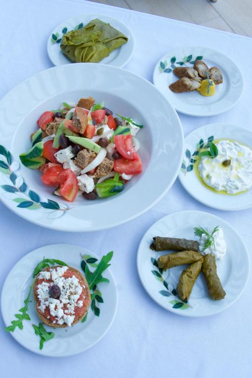 Svaiga salātu plate ar dārzeņiem un fetas sieru Albatros Spa & Resort.