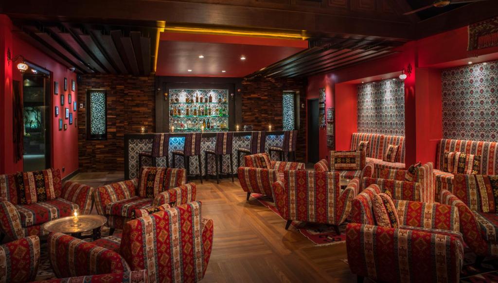 Siltas un viesmīlīgas atmosfēras telpa ar stilīgu interjeru, kas ietver krāsainus krēslus un bāru ar dzērienu plauktu. Ideāla vieta relaksācijai un sociālām sanākšanām.