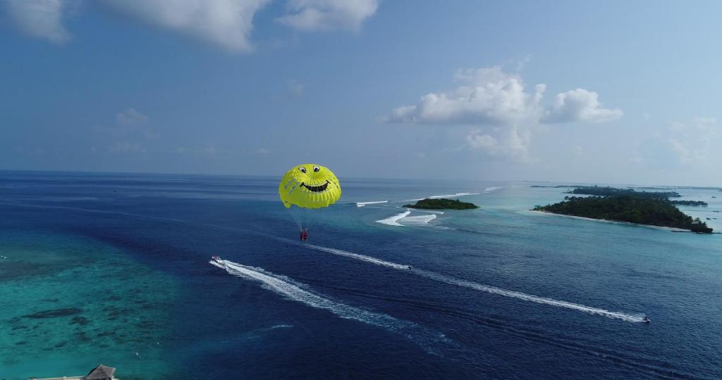 Paragliding ar smaido parašūtu virs tropu jūras un salām, radot aizraujošu piedzīvojumu. Skats uz ūdeni un salām ir elpu aizraujošs.