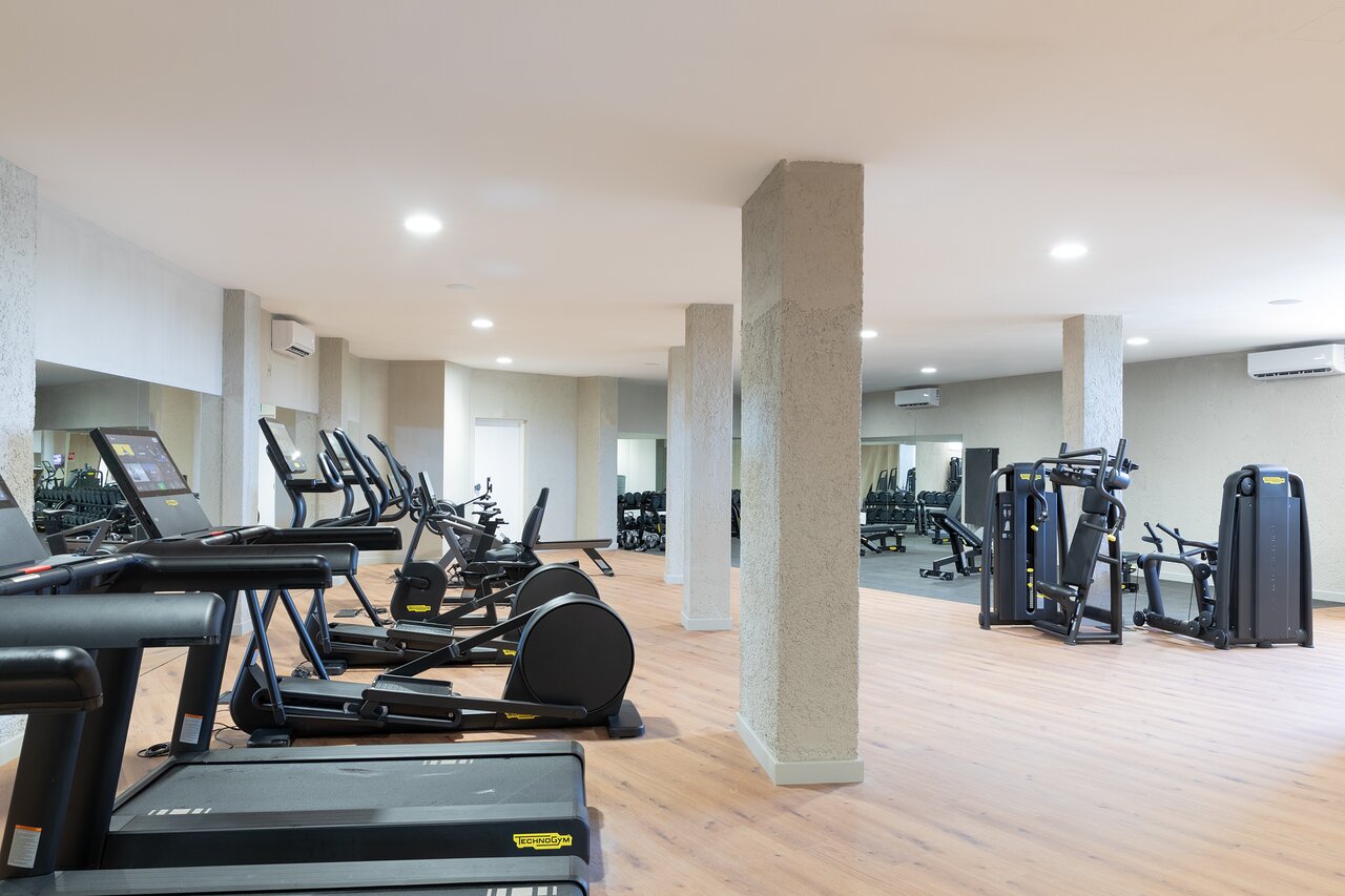 Trenažieru zāle Mangia's Sardinia Resort ar modernām iekārtām.