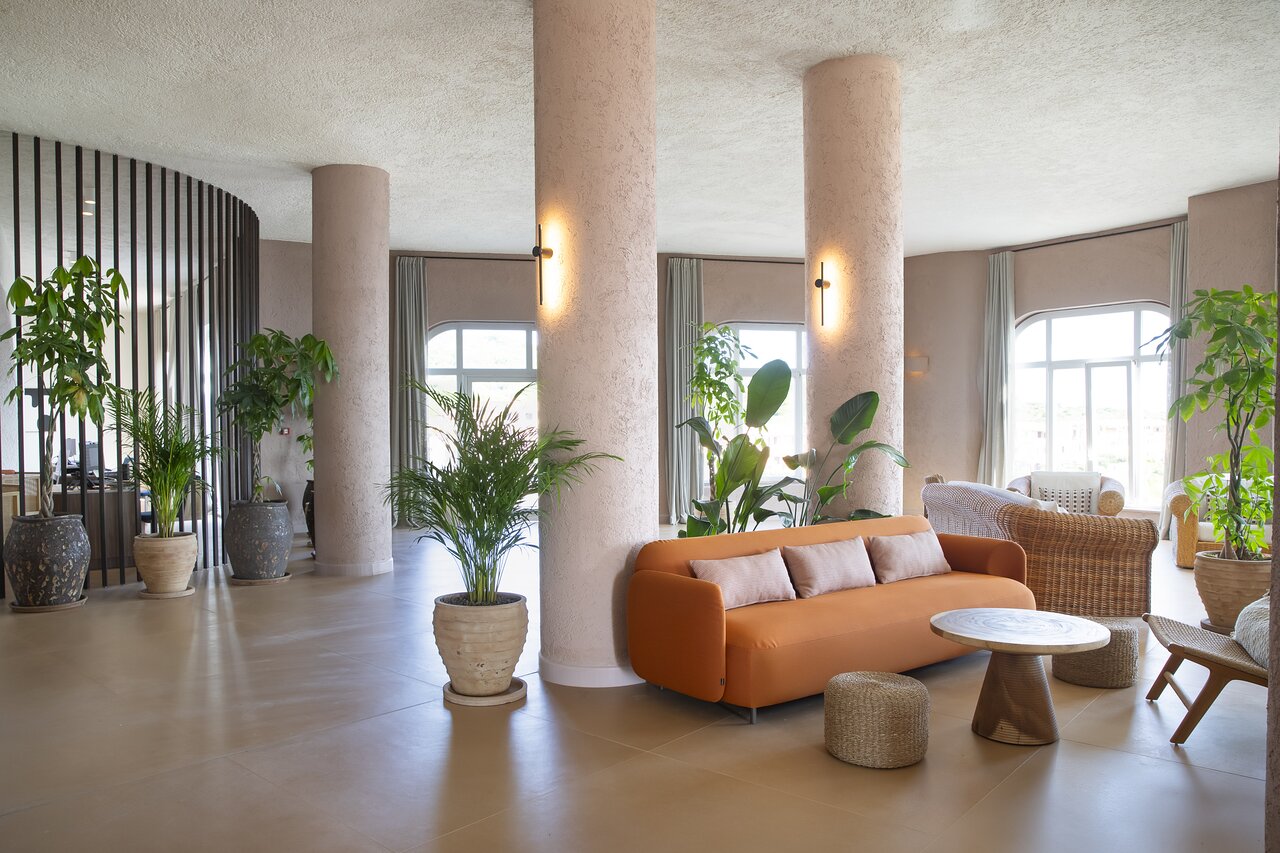 Mangia's Sardinia Resort elegants vestibils ar modernām mēbelēm