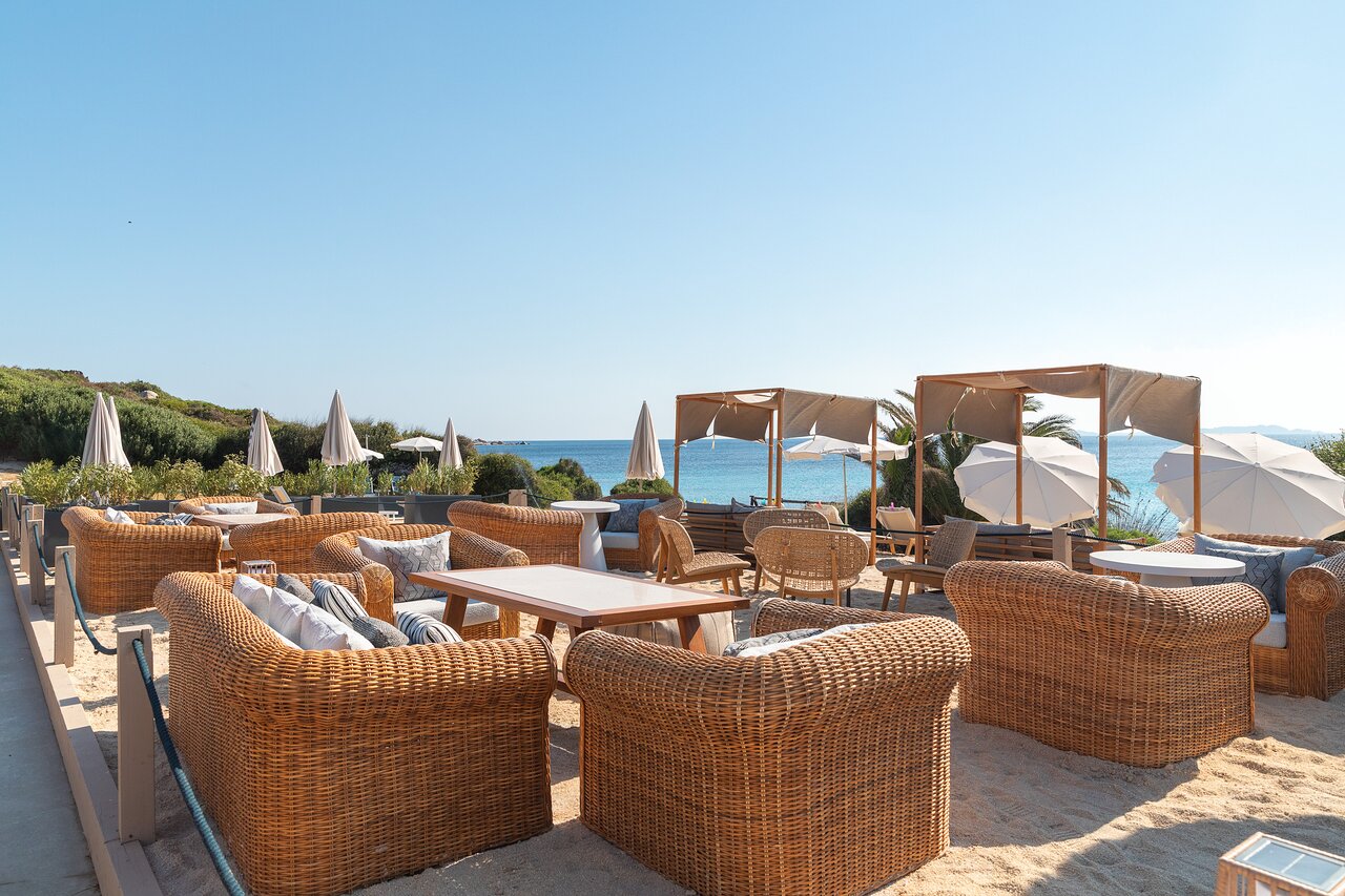 Pludmales terase ar skatu uz jūru Mangia's Sardinia Resort