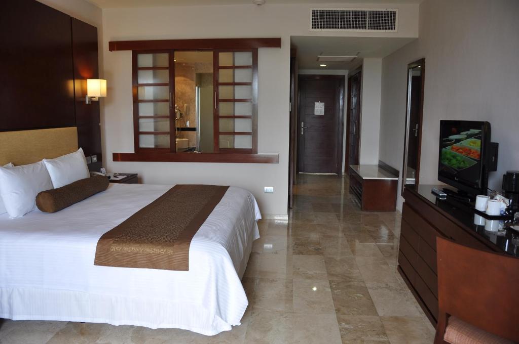 Mūsdienīgs viesnīcas numurs ar plašu gultu un elegantu interjeru, ietverot televizoru un kafejnīcas stūrīti. Numurā ir arī atsevišķa vannas istaba un liela spoguļa zona.