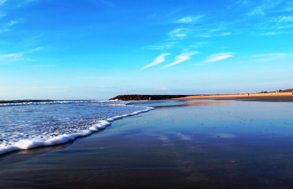 Pludmale pie The Cliff Resort & Residences saulrieta laikā.