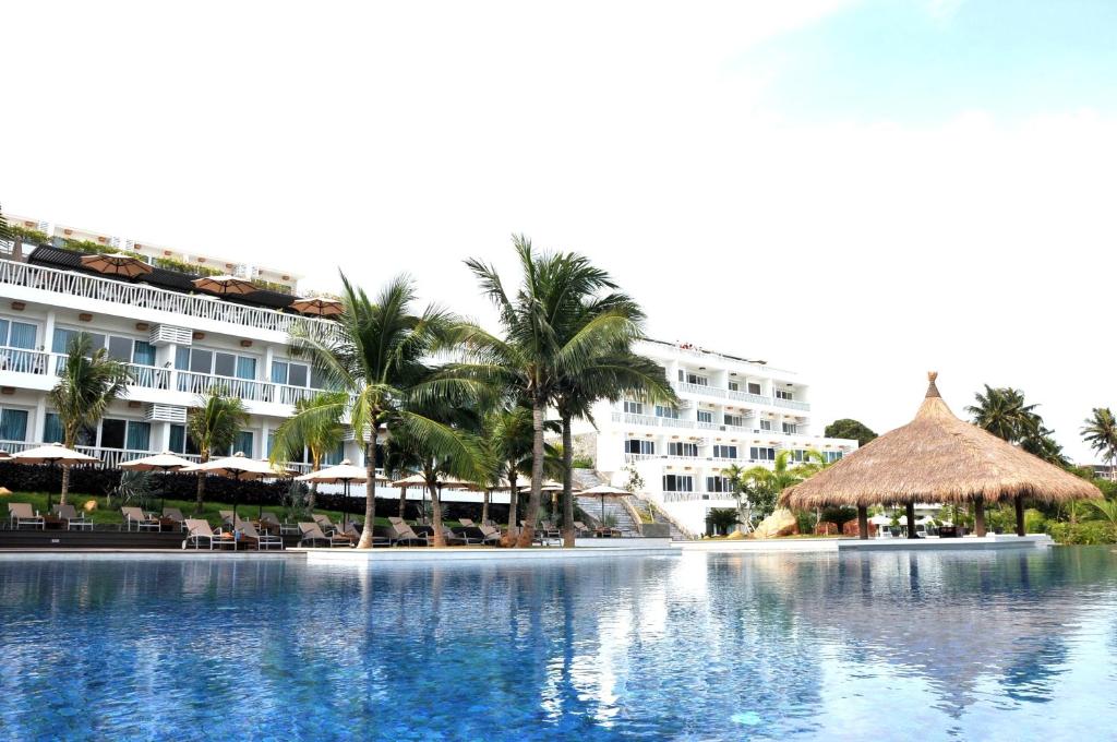 The Cliff Resort & Residences piejūras baseins un palmas.