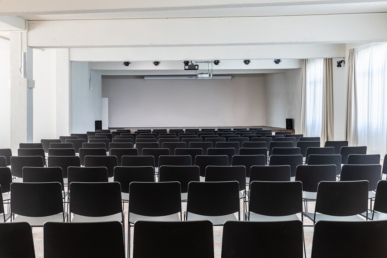 Mangia's Sardinia Resort konferenču telpa ar krēsliem un projektoru