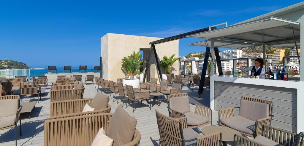 Mūsdienīgs jumta bārs ar komfortablām mēbelēm un skatu uz jūru, ideāla vieta relaksācijai un izklaidei. Apgaismojums un dizains veido patīkamu atmosfēru.