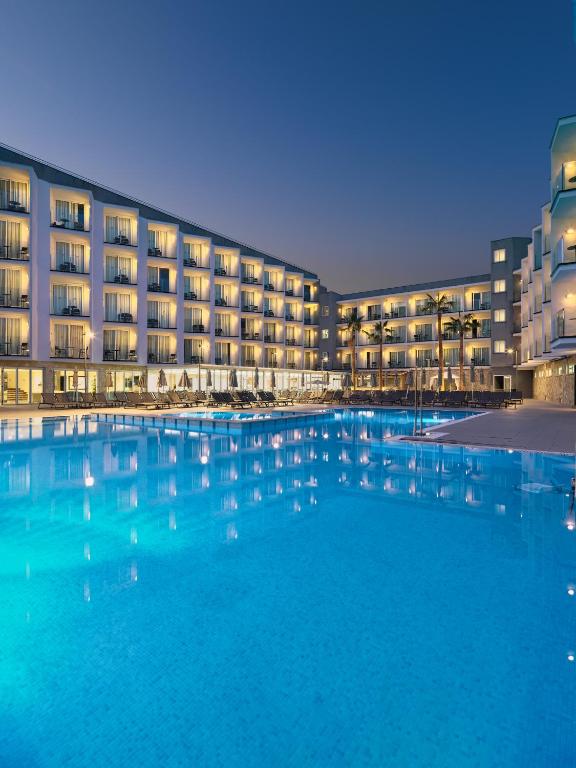 Mūsdienīgs viesnīca ar baseinu, apgaismojumu un palmām, kas rada relaksējošu atmosfēru. Ideāla vieta atpūtai un izbaudīšanai.