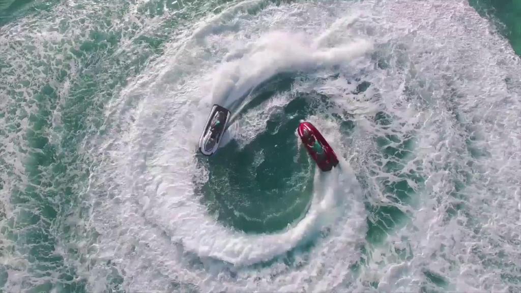 Divi ūdens motocikli veic dinamiski spirāli virs viļņiem, radot izteiksmīgus ūdens šļakatus. Tā ir aizraujoša skatuve, kas atspoguļo ūdens sporta dinamiku un adrenalīna piepildījumu.