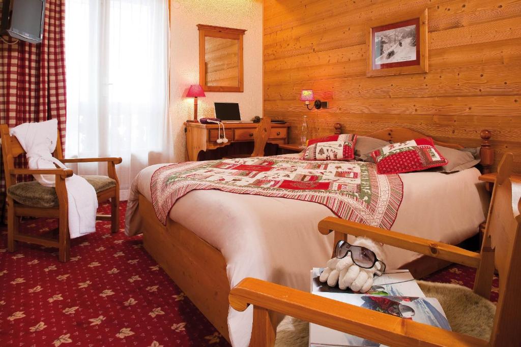 Siltā un mājīgā viesnīcas numuriņa interjers ar koka apdari, ērtu gultu un dekoratīvu gultas pārklāju. Numurā ir arī krēsli, galds un televizors, radot patīkamu atmosfēru atpūtai.