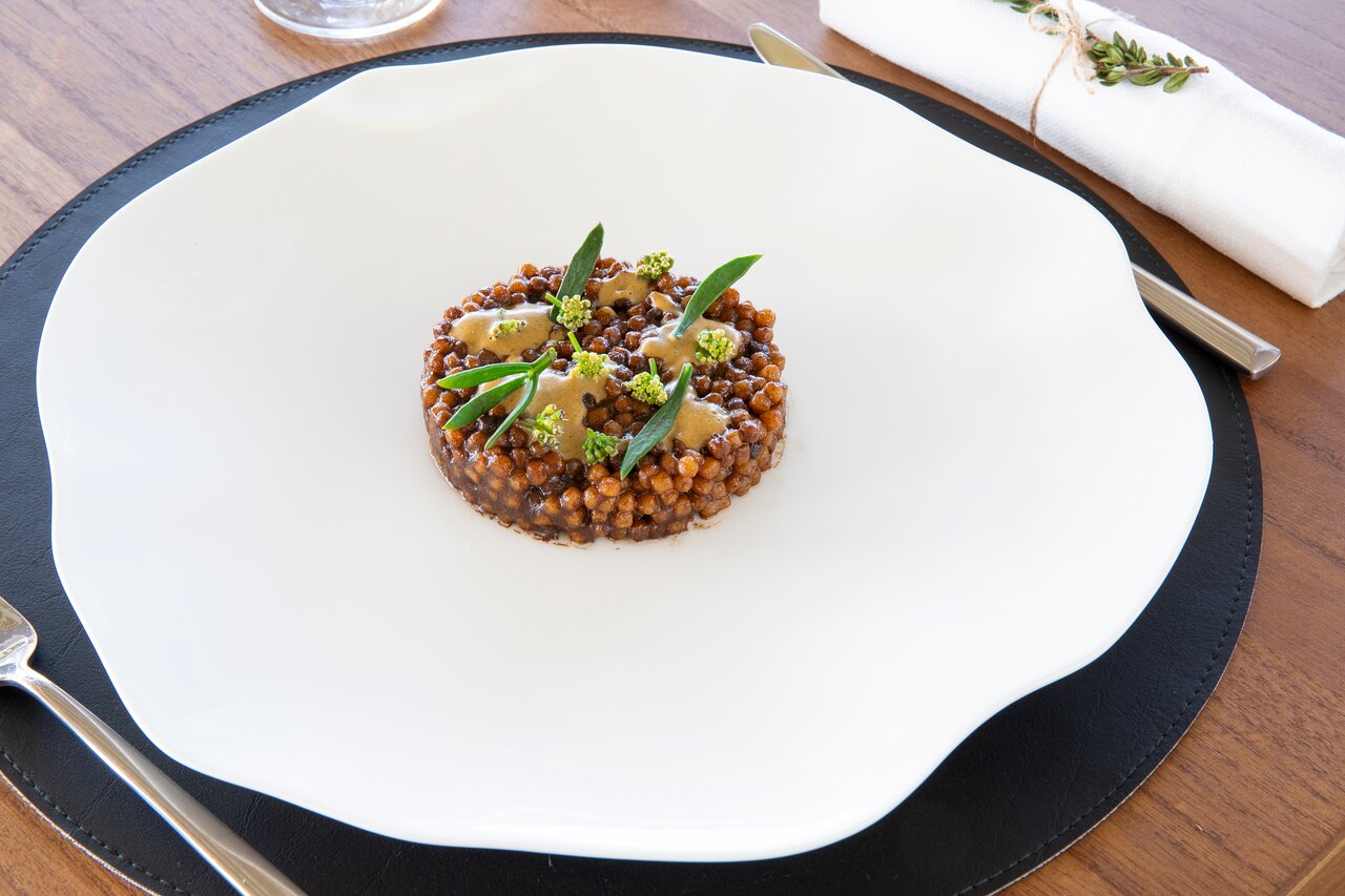 Izsmalcināts ēdiens Mangia's Santa Teresa Sardinia, Curio Collection by Hilton restorānā.