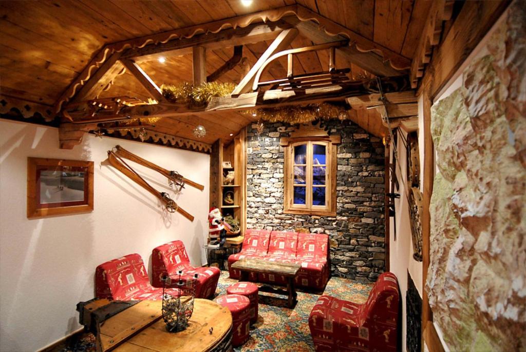 Mājas interjers ar siltu koka apdari, akmens sienu un ērtām, sarkanas krāsas dīvāniem. Telpa dekorēta ar kalnu slēpošanas ekipējumu un citiem tradicionāliem elementiem.
