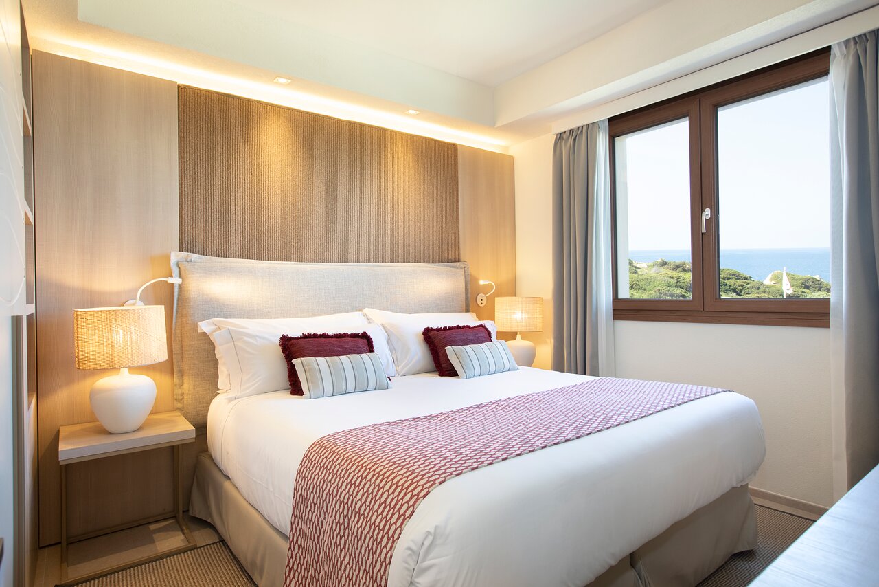 Elegants numurs ar skatu uz jūru Mangia's Santa Teresa Sardinia, Curio Collection by Hilton