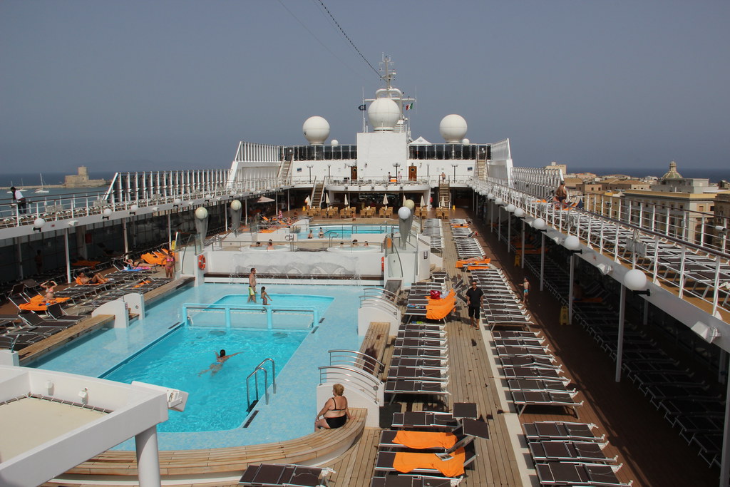 MSC Lirica baseins - sauļošanās klāji un jūras skats ar Vanilla Travel kruīzā