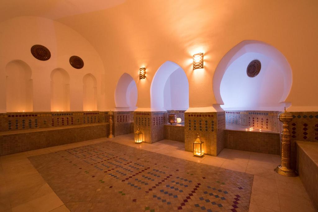 Mierīgas un elegantas telpas ar arābu arhitektūras elementiem, izgaismotas ar siltām gaismām un dekoratīvām lampām. Ideāla atmosfēra relaksācijai un atpūtai.