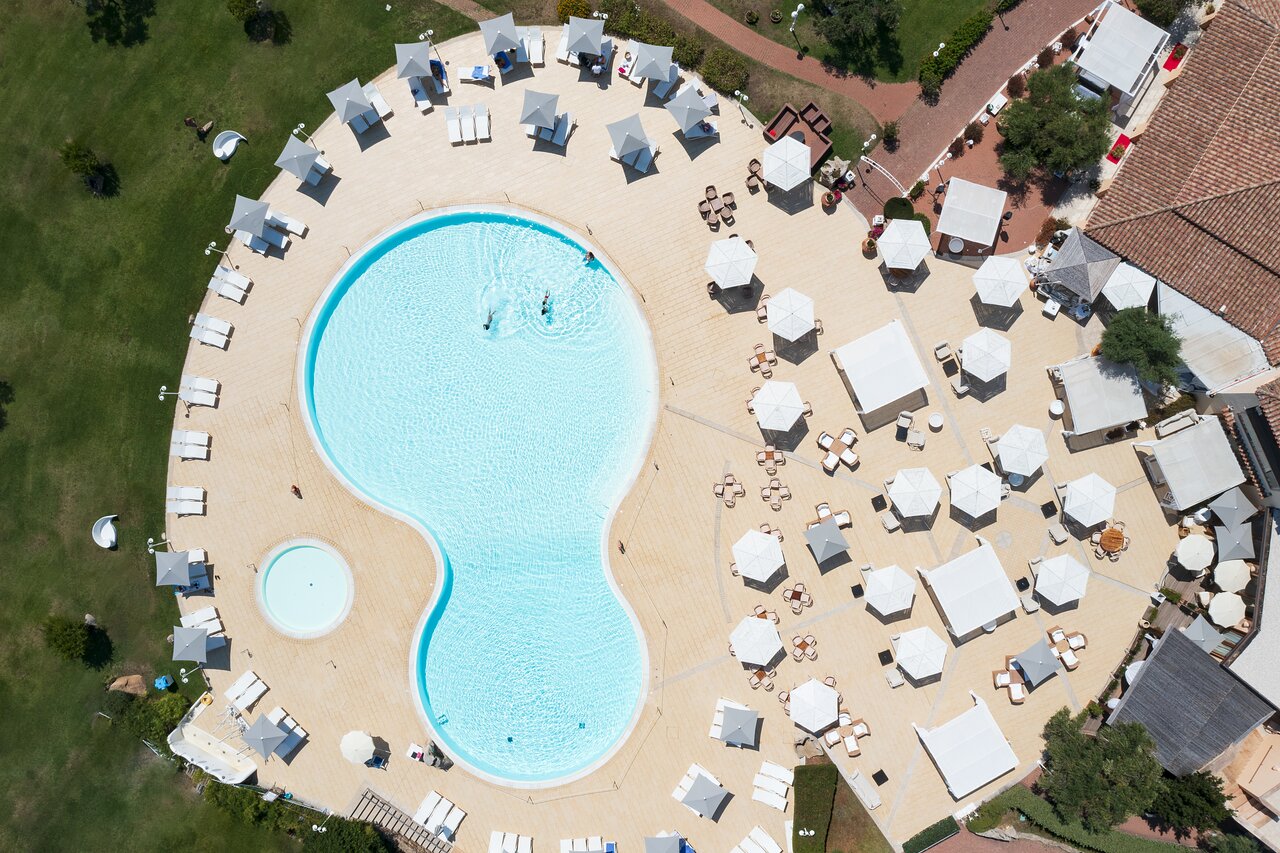 Baia del Porto baseins ar atpūtas zonu no augšas