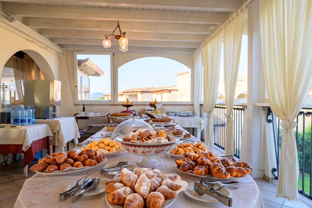 Brokastis Baia del Porto viesnīcā ar konditorejas izstrādājumiem.