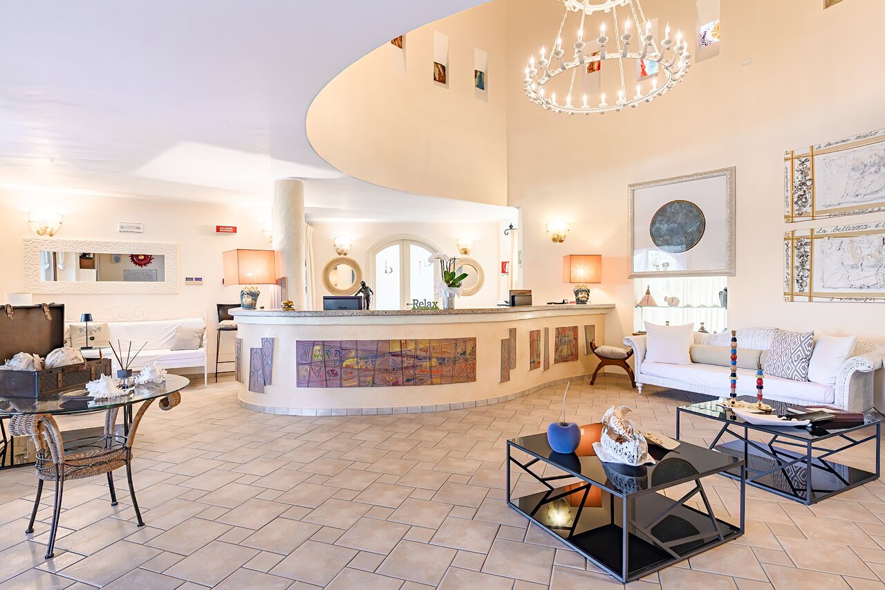 Baia del Porto viesnīcas elegantais vestibils ar māksliniecisku interjeru