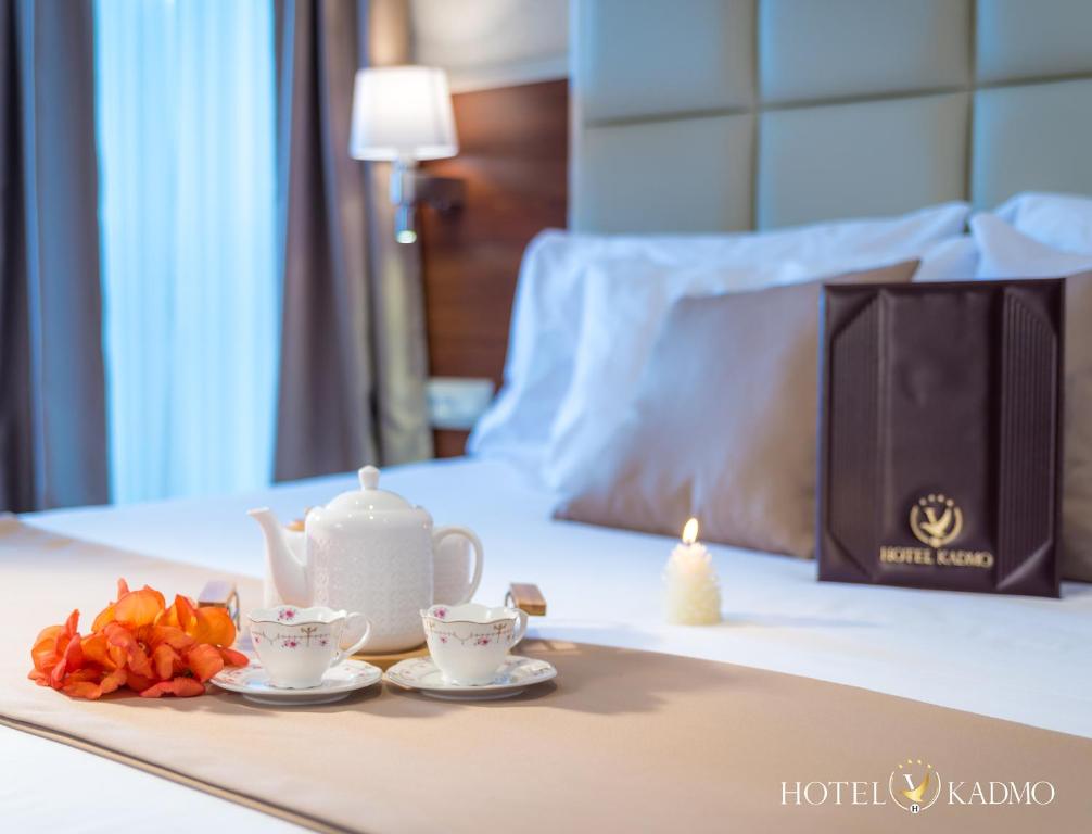 Elegants viesnīcas numurs ar tējas komplektu, ziedlapiņām un sveci. Ideāla atmosfēra relaksācijai un komfortam.