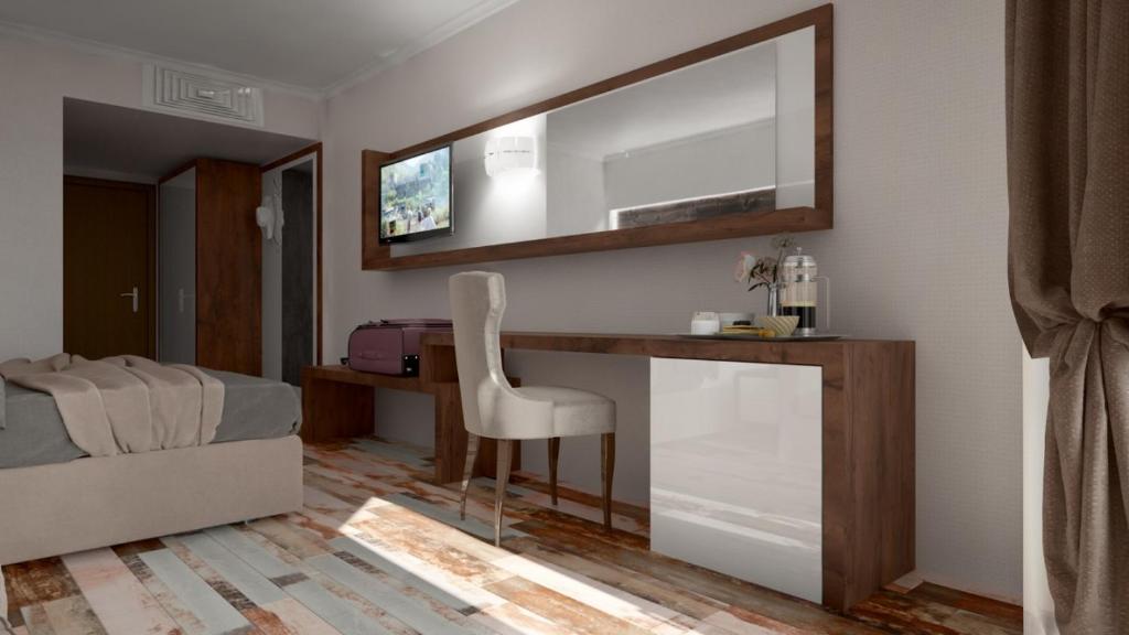 Mūsdienīgs viesnīcas numurs ar koka mēbelēm, gultu un darba galdu, kā arī televizoru un dekoratīviem elementiem. Patīkama atmosfēra un ērta iekārtojuma dizains.